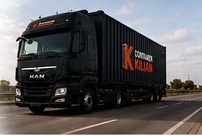 Lastwagen mit Container auf der Straße